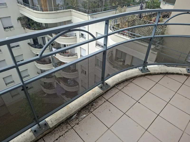 Balcon protégé contre les pigeons