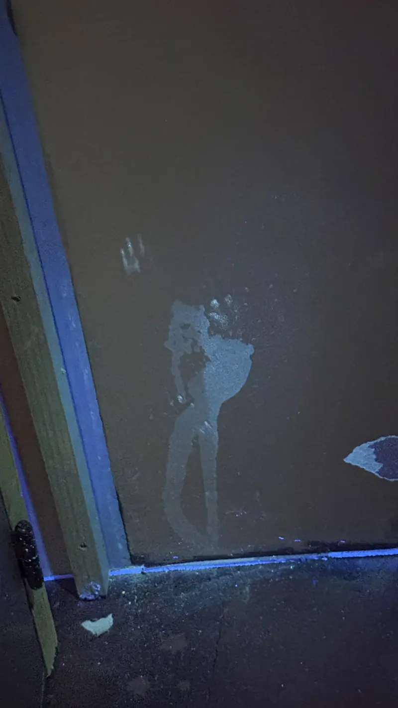 Traces révélées à la lampe ultraviolette