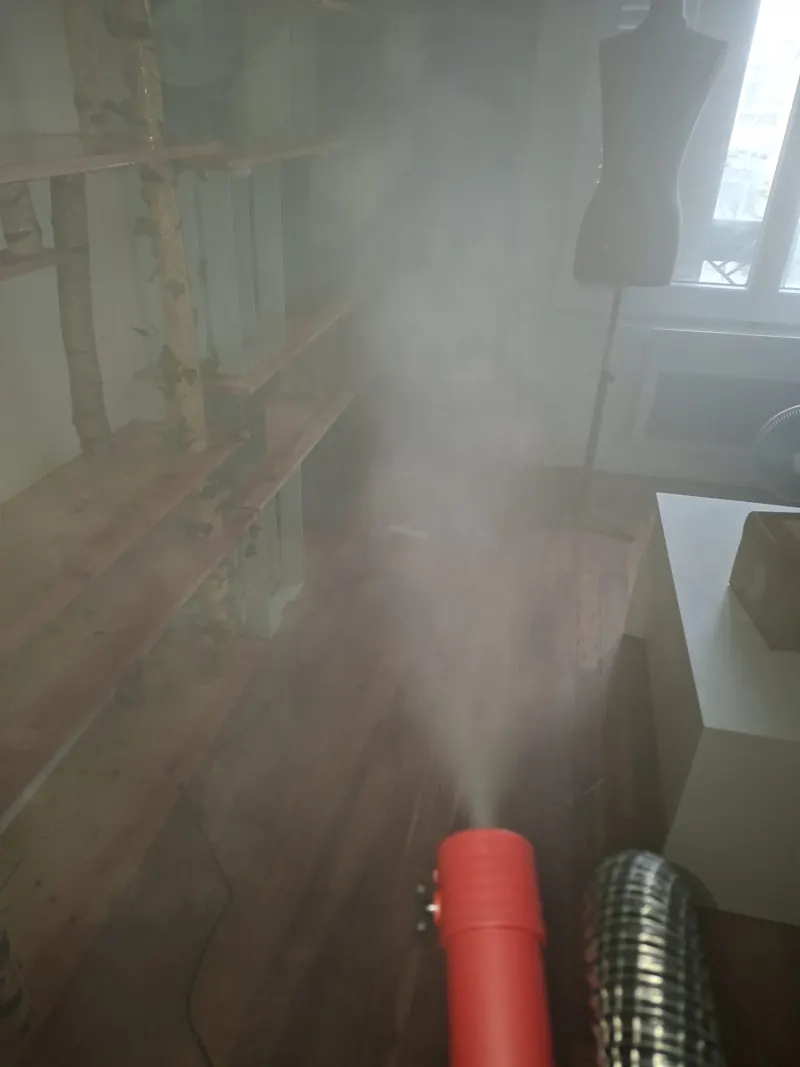 Brouillard de nébulisation dans un logement
