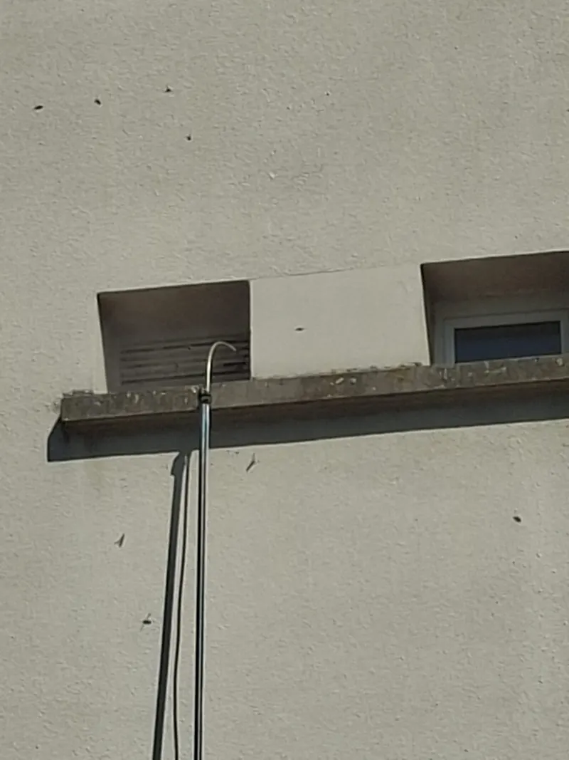 Perche télescopique le long d'une façade
