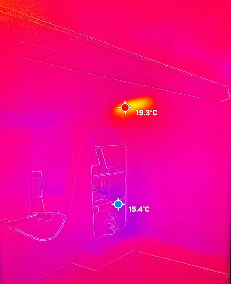 Image de caméra thermique révélant un nid de guêpes dans un mur
